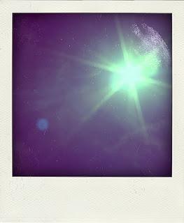 une photo en noir et blanc.Une rue ( les pavés du pont d'...