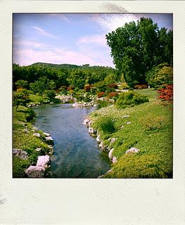 une photo en noir et blanc.Une rue ( les pavés du pont d'...