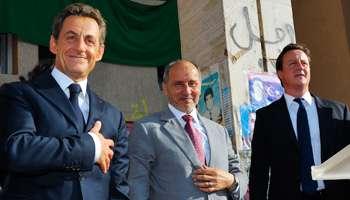 N. Sarkozy, D. Cameron et M. Abdeljalil (CNT) à Benghazi le 15 septembre 2011.