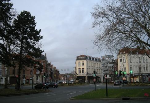 La Place Antoine Tacq, à la limite des quartiers de Wazemmes, d'Esquermes et du Faubourg de Béthune.