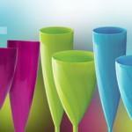 verre jetable bleu, magenta, violet et vert