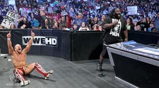 Mark Henry attaque Daniel Bryan et provoque la disqualification du Big Show