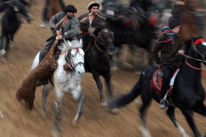 <b></div>Jeu</b>. Des cavaliers afghans se disputent une carcasse de mouton lors d'une compétition d'un sport très populaire, le Bouzkashi, dans la ville de Mazar-i Sharif. Le Bouzkashi, littéralement le jeu de « l’attrape chèvre », est une sorte de polo qui oppose deux équipes qui s’affrontent pour attraper le corps décapité d’un animal (chèvre, brebis ou veau) et doivent ensuite le ramener dans une zone déterminée. Seuls les meilleurs joueurs, les «chapandaz», peuvent s’emparer de la carcasse. Sport roi des peuples nomades d’Asie Centrale, il est élevé au rang de sport national en Afghanistan, en Ouzbékistan, au Kirghizstan et au Turkménistan. 