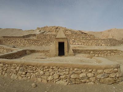 Deir el-Médina, le village des artisans et sa nécropole