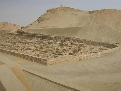 Deir el-Médina, le village des artisans et sa nécropole