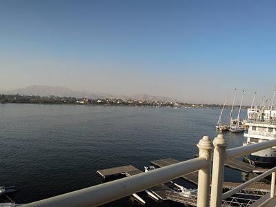 Moment de détente sur une terrasse au bord du Nil