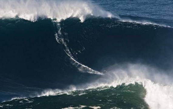 Il surfe une vague de 27 mètres : est-ce suicidaire ?