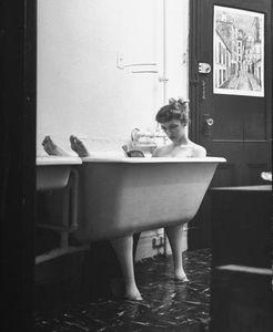 jo-ann-kemmerling-reading-a-book-while-taking-bath-nina-leen-1954