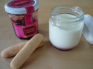 Yaourt à la gelée de griottes et aux boudoirs