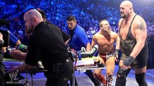 ALors que l'équipe médicale évacue AJ sur une civière Daniel Bryan invective le Big Show