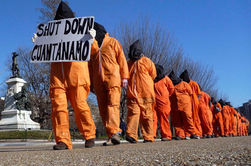 <b></div>Triste anniversaire</b>. Ces militants de «Témoins contre la torture», vêtus de combinaisons orange et la tête couverte d’un sac noir, demandent la fermeture de la prison de Guantanamo et dénoncent «la détention illimitée sans jugement». Il y a dix ans jour pour jour, après les attentats du 11 septembre 2001, George W. Bush, président des États-Unis, ordonnait l’ouverture de cette prison hors normes pour les «combattants ennemis» capturés dans le cadre de la «guerre contre le terrorisme». Aujourd’hui, 171 hommes y sont toujours incarcérés, malgré les promesses du président américain Barack Obama de la fermer. 