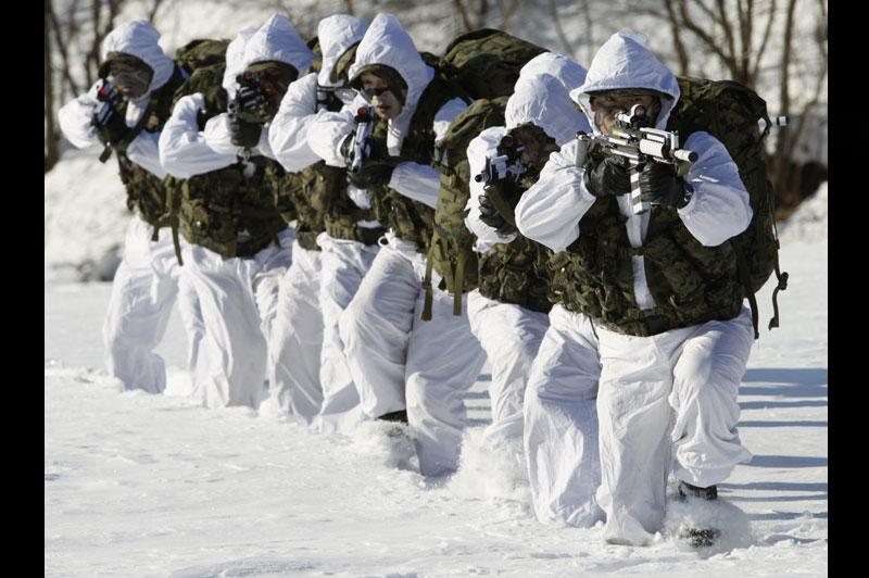 <b></div>À rude épreuve</b>. C’est un entrainement intensif. Comme chaque année, les soldats d'élite de l'armée sud-coréenne participent à un stage hivernal d'entraînement à la survie, à Pyeongchang, situé à 180 km de Séoul. Ces membres des forces spéciales n’ont qu’un objectif : tenir le coup. Alors ils serrent les dents et s’accrochent. Après des épreuves d’endurance en altitude et des heures de marche dans la neige avec leur paquetage sur le dos et armes à la main, certains sont au bord de l’abandon. Mais aucun ne lâchera. 