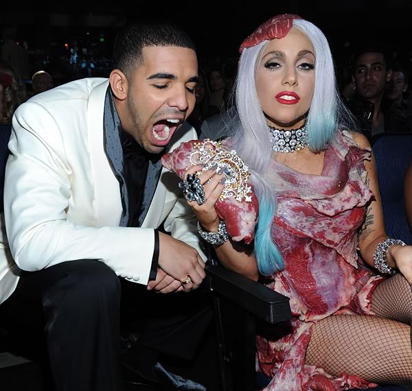 Drake et Lady Gaga - Robe en viande