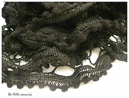 detail echarpe noire