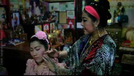 Thaïlande: Le secret de la beauté par les gifles (vidéo)