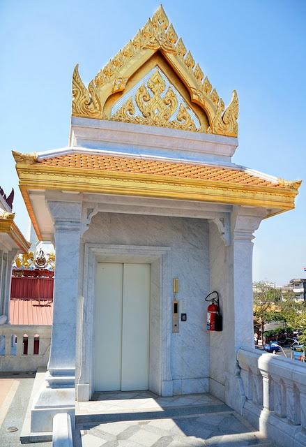 Et oui, les temples aussi se modernisent ! Ici au Wat Traimit, il y a même un ascenseur.