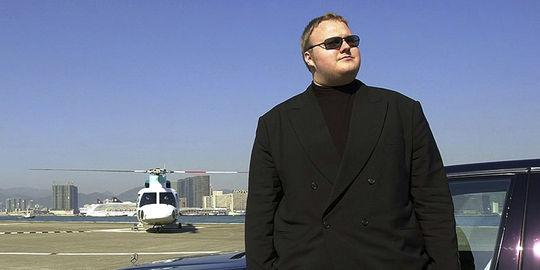 Kim Schmitz alias Kim Dotcom ou Kim Tim Jim Vestor  pose sur un héliport à Hongkong, en 1999.