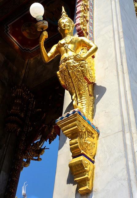 Dans ce temple de Bangkok, les lampadaires ont un certain style.