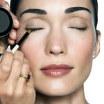 Les 10 steps d’un maquillage parfait par Eduardo Ferreira en vidéo