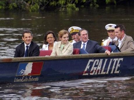 Drame en haute mer : le pédalo Hollande percute le canoë Sarkozy Drame en haute mer : le pédalo Hollande percute le canoë Sarkozy