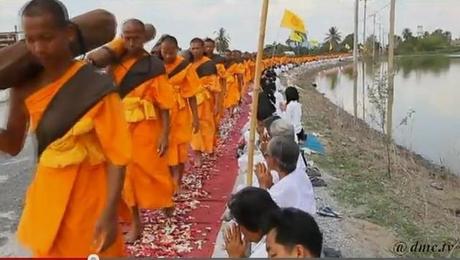 Inondations Thaïlande: 1127 moines parcourent 365 KM pour les victimes  [HD]