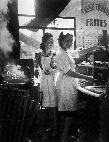Les-marchandes-de-frites---1946--Willy-Ronis.jpg