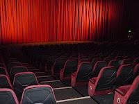 Que faire lorsqu'on arrive en retard au cinéma ? Pas ça...