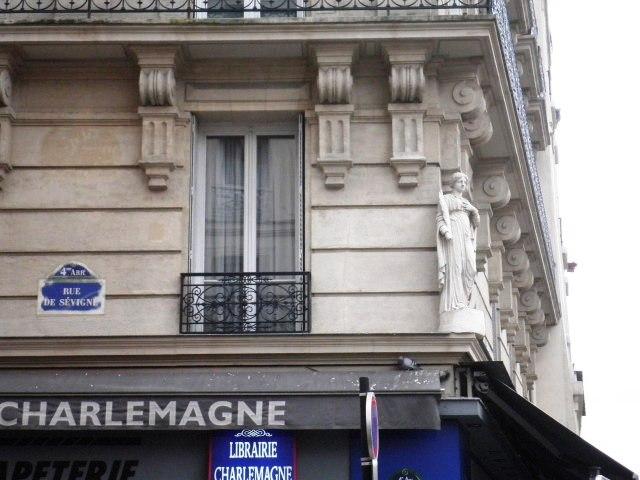 Femmes sculptées des coins de murs