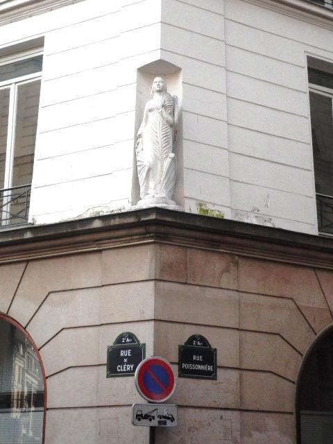 Femmes sculptées des coins de murs