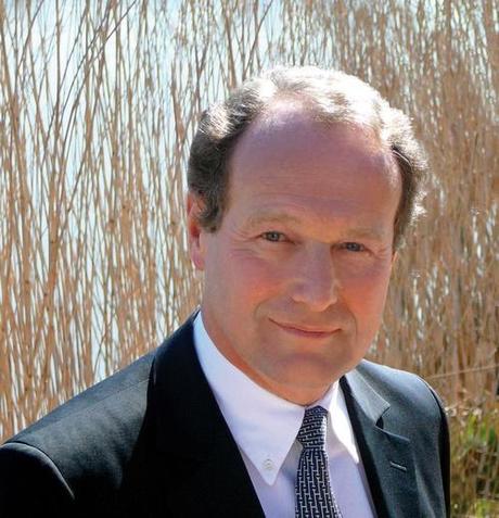 J.L. Léonard, député, vient vous aider. Fuyez.