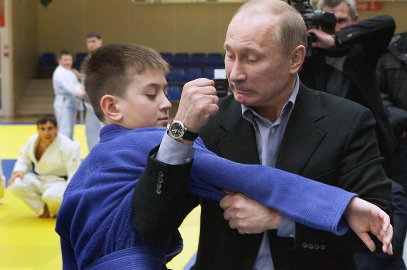 <b></div>Entraînement</b>. Vladimir Poutine est un sportif accompli et plutôt démonstratif. Féru de lutte russe, de ski et de natation, il pratique aussi et surtout le judo. Alors, mercredi, le premier ministre russe s’est entrainé pendant une demi-heure avec des jeunes enfants au centre sportif de Kemerovo, entretenant son image d'homme fort à deux ans de la présidentielle de 2012. Car Vladimir Poutine reste le grand favori de l'élection du 4 mars prochain, qui doit marquer son retour au Kremlin, qu'il avait dû quitter en 2008 après deux mandats consécutifs (2000-2008). 