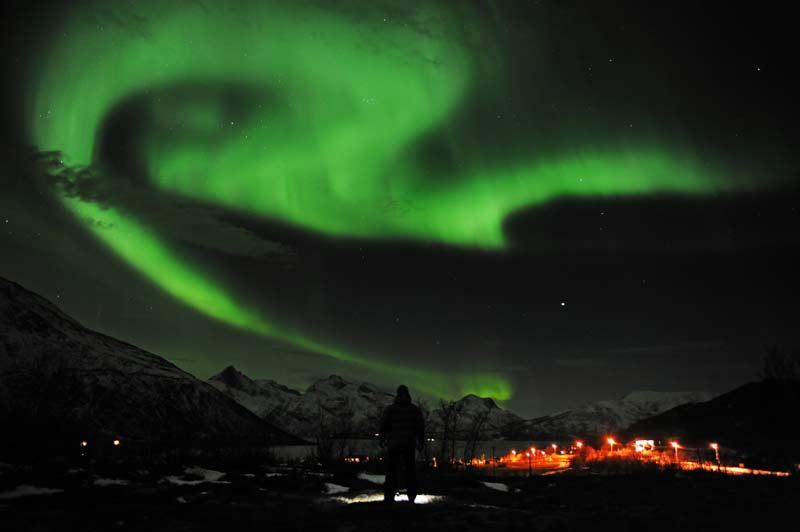 <b></div>En couleur</b>. Elles étaient attendues et n'ont pas déçu. De nombreuses aurores boréales ont fait leur apparition dans la nuit du lundi au mardi, dans le nord de l'Europe, à la suite de l'orage géomagnétique, le plus puissant depuis 2005, qui a frappé la Terre ces dernières heures. Ces clichés féériques ont été pris depuis Tromso, en Norvège. Situé à 300 kilomètres au dessus du cercle arctique, cet endroit est l’un des lieux les plus connus au monde pour admirer ce spectacle naturel époustouflant. 