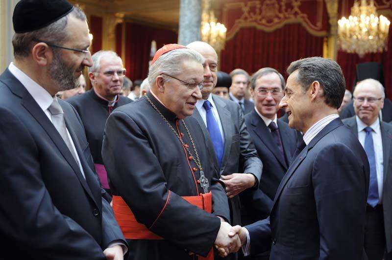 <b></div>Bonne année !</b> Le duel continue sur le terrain de laïcité. À trois mois de la présidentielle, Nicolas Sarkozy a invité mercredi les représentants des cultes, qu'il recevait à l'Élysée pour ses vœux aux autorités religieuses, à «faire entendre leur voix dans le débat public». Alors que plusieurs candidats de gauche, dont le socialiste François Hollande, proposent d'ouvrir le mariage aux personnes du même sexe, le chef de l'État a estimé que l'opinion des religieux sur la famille était susceptible d'intéresser «la société tout entière». Dans son discours, le président a fustigé «l'intégrisme de la laïcité» qui «consisterait à exclure de la sphère publique toute référence culturelle ou intellectuelle à la religion». 