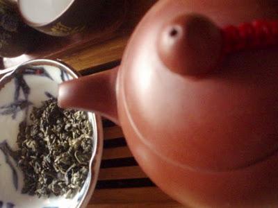 L'année du dragon: marionnette et thé, wulong bien-sûr