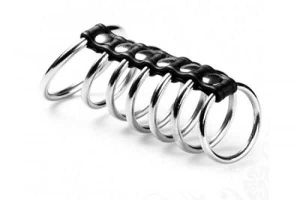 Un proxénète sadique viole des prostituées avec sa bite métallique