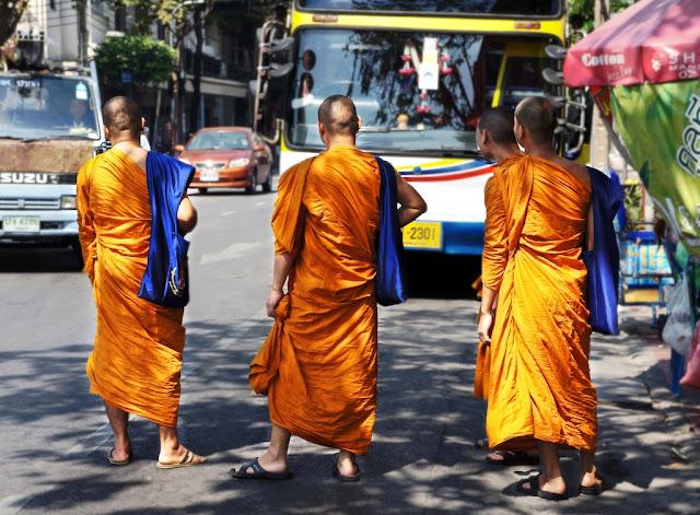 Scène urbaine à Bangkok, haute en couleurs.