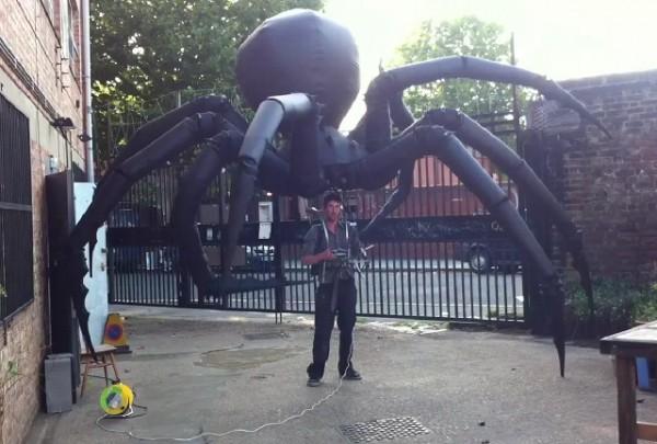 giant spider puppet thingy 600x405 Une araignée géante gonflable pour Halloween