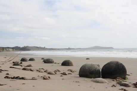 boules de pierre sur la plage