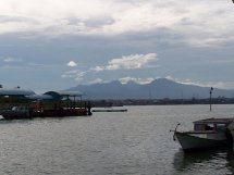 Le port de Jepara (Java, Indonésie) et le ferry Muria qui...