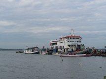 Le port de Jepara (Java, Indonésie) et le ferry Muria qui...