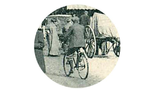 Cycliste de la rue du Faubourg du temple au début du XXème siècle