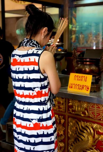 Toujours au Wat Hua Lamphong: scène de prière.