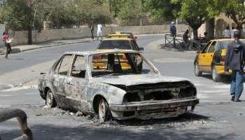 Une voiture brûlée après les heurts du samedi 28 janvier 2012 à Dakar, au Sénégal.