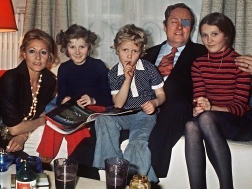 Marine Le Pen entourée de Pierrette, Yann, Jean-Marie et Marie-Caroline Le Pen, dans leur appartement parisien, le 1er mai 1974.
