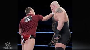 Alors que le Big Show est venu s'excuser pour l'accident de AJ, Daniel Bryan le traite d'erreur de la nature