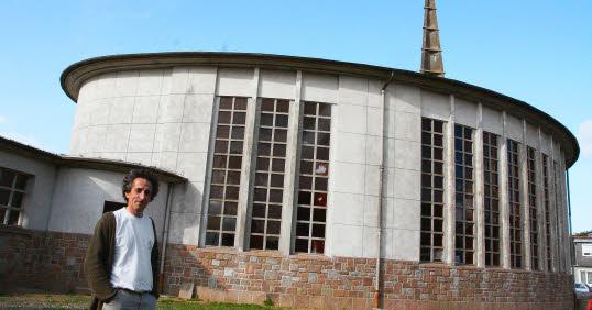 Guingamp : La chapelle Sainte-Bernadette, ci-dessus avec son propriétaire, alors qu'elle ouvrait pour la première fois, en 2008, pour les Journées du patrimoine.