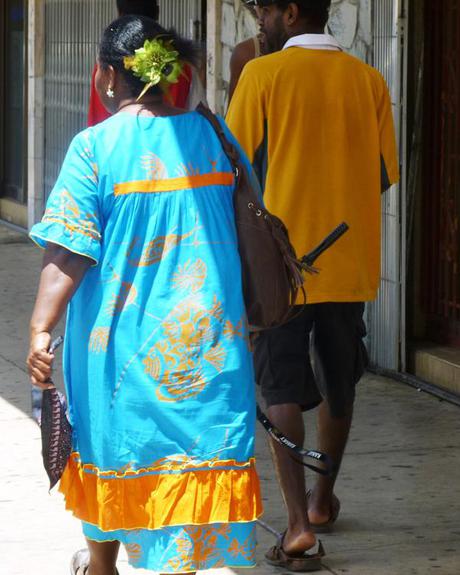 NOUMEA - femme en robe missionnaire - Photo Cécile Gérard Vacances à Nouméa…