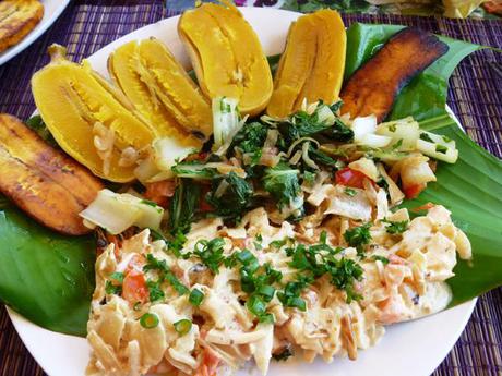 Presqu'île de Nouville - restaurant associatif - Plat de poisson, bananes poingo, un régal - Photo Cécile Gérard Vacances à Nouméa…