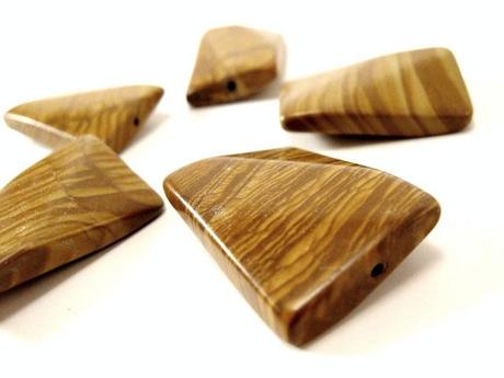 Des cabochons vintages et des perles en pierres naturelles