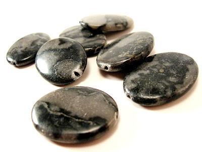 Des cabochons vintages et des perles en pierres naturelles